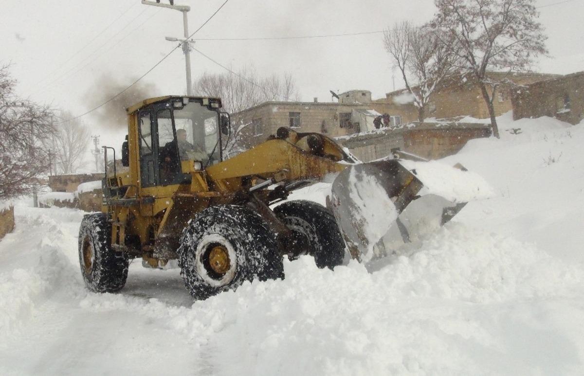 Ahlat&rsquo;ta kapanan k&ouml;y yolları ulaşıma a&ccedil;ılıyor