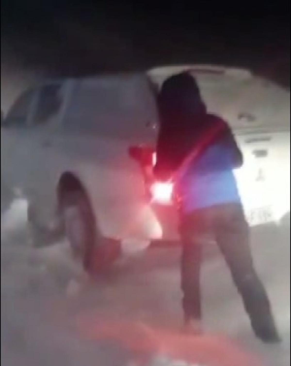 Ekipler hem yolları a&ccedil;ıyor, hem de mahsur kalanları kurtarıyor