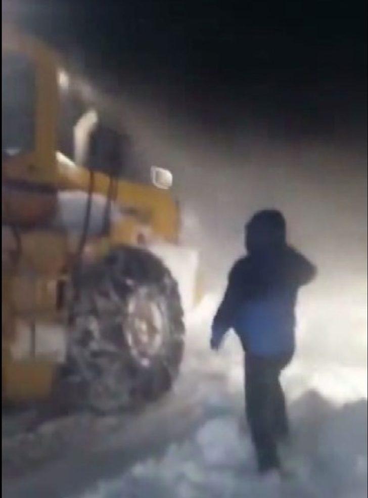 Ekipler hem yolları açıyor, hem de mahsur kalanları kurtarıyor G4