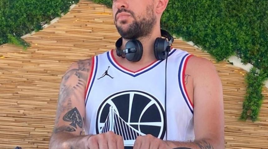 Eski futbolcu, yeni DJ Anıl Canbıçakoğlu, özel partilerin aranan ismi oldu