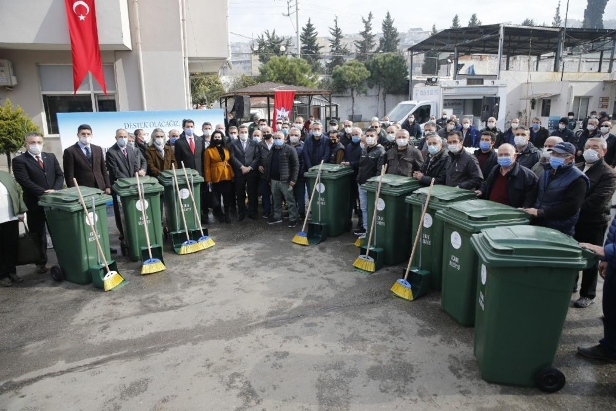 Konak&rsquo;ta apartman g&ouml;revlilerine temizlik seti