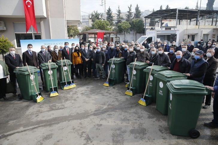 Konak’ta apartman görevlilerine temizlik seti G1
