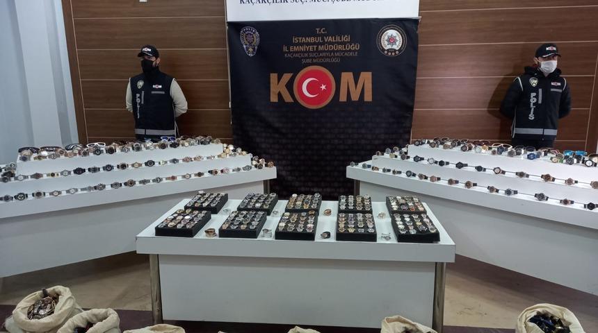 Kapalıçarşı'da polis baskını! 3 milyon liralık kaçak eşya ele geçirildi