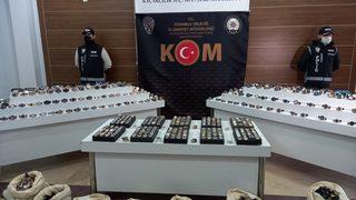 Kapalıçarşı'da polis baskını! 3 milyon liralık kaçak eşya ele geçirildi