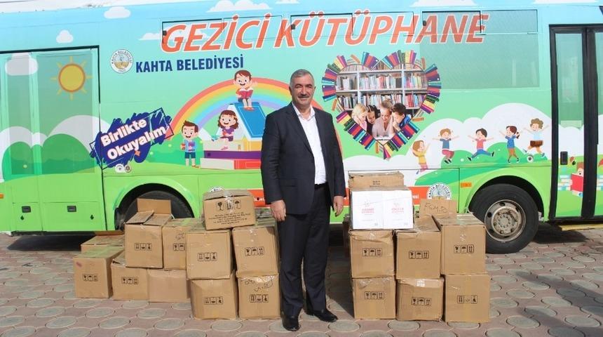 Kahta Gezici Kütüphanesine kitap desteği