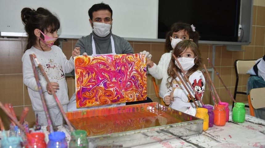 Minikler kollarını sanat için sıvadı