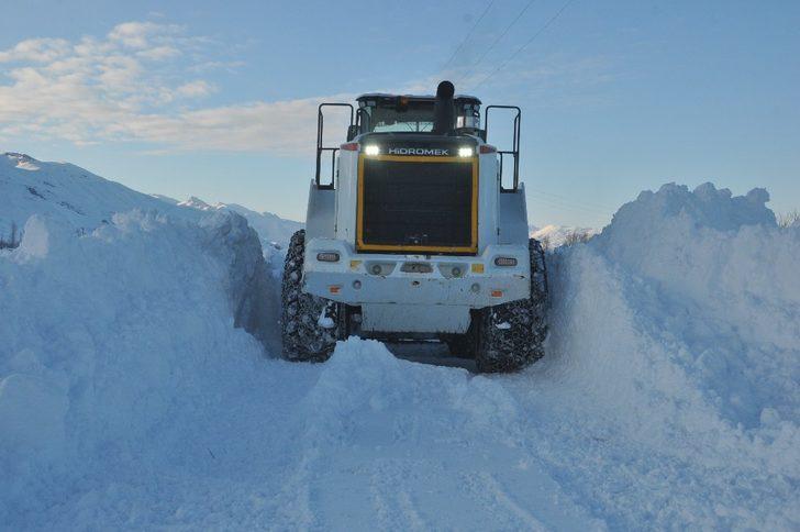 Yüksekova’da kapalı köy yolları açılıyor G3