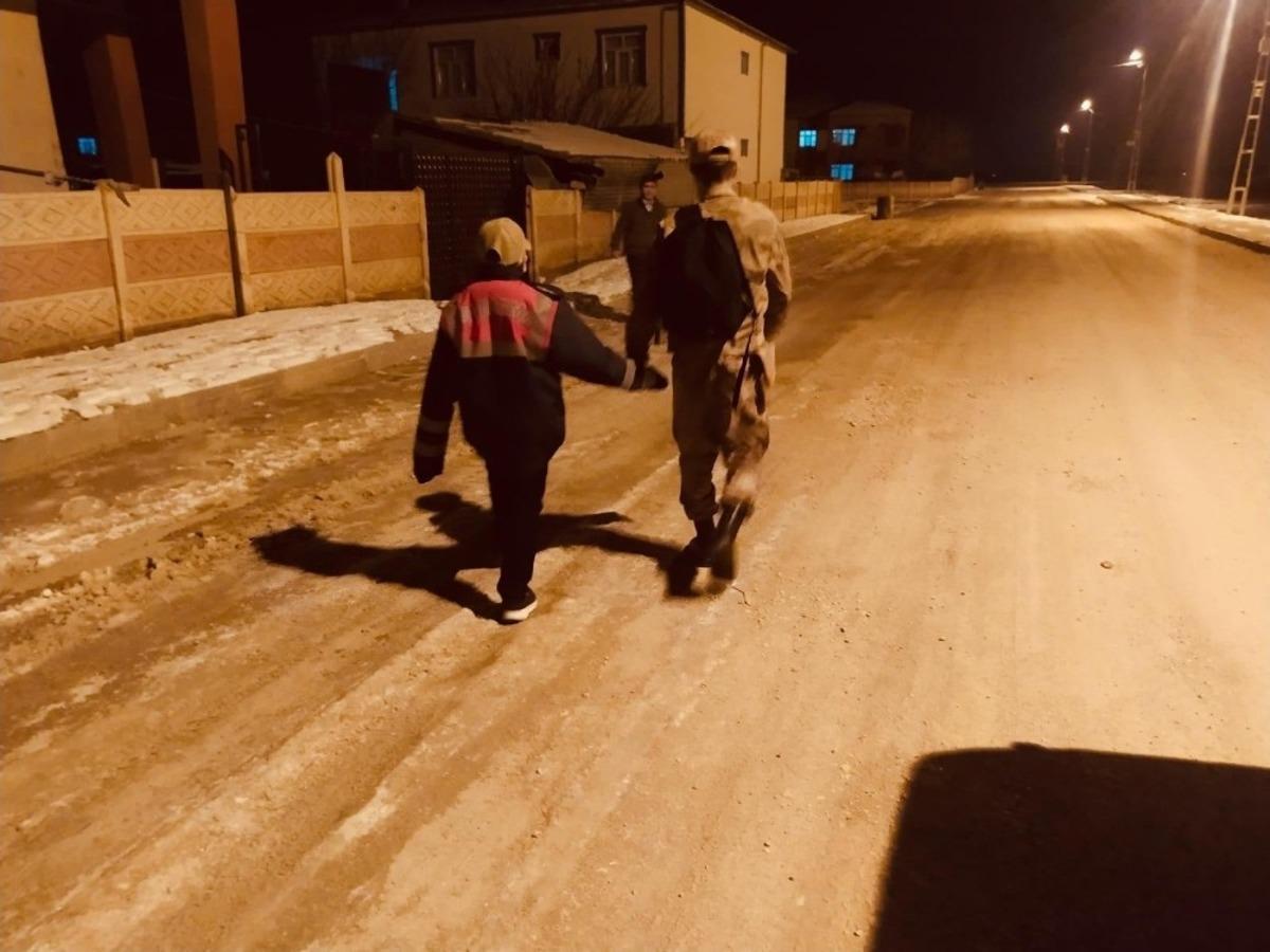 Kayıp &ccedil;ocuk evinden 5 kilometre uzakta bulundu