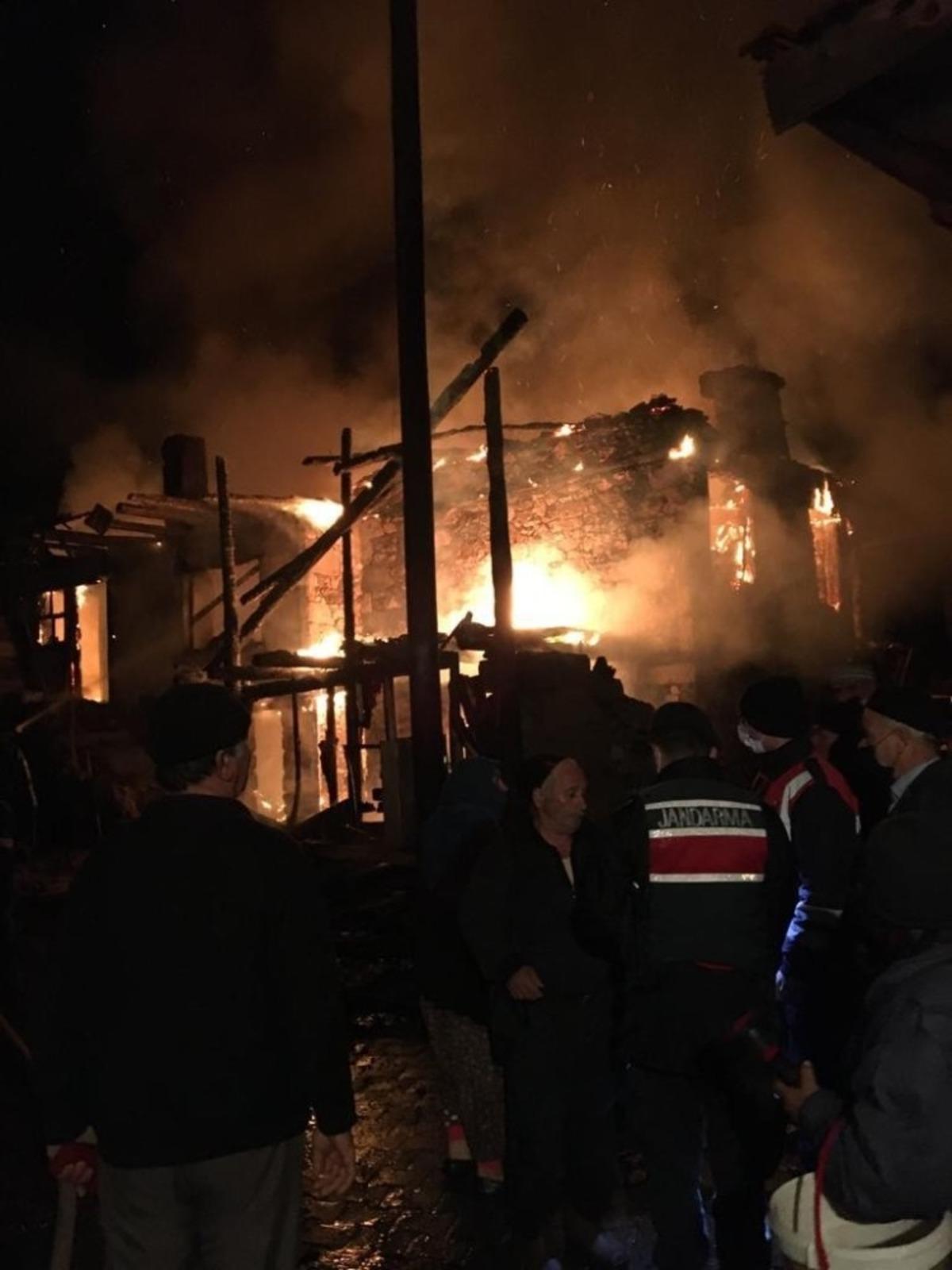 &Ccedil;ıkan yangında yaşlı kadın hayatını kaybetti