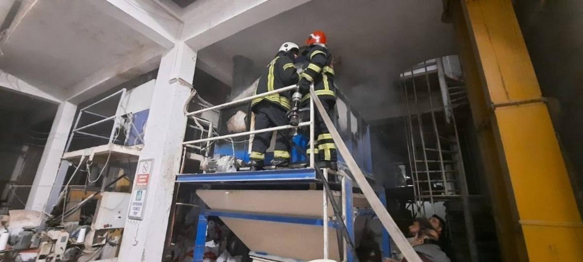 İtfaiyenin zamanında m&uuml;dahalesi fabrikayı yanmaktan kurtardı