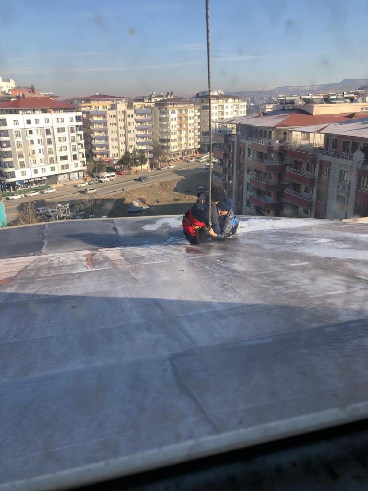 &Ouml;l&uuml;mden yağmur suyu oluğu kurtardı