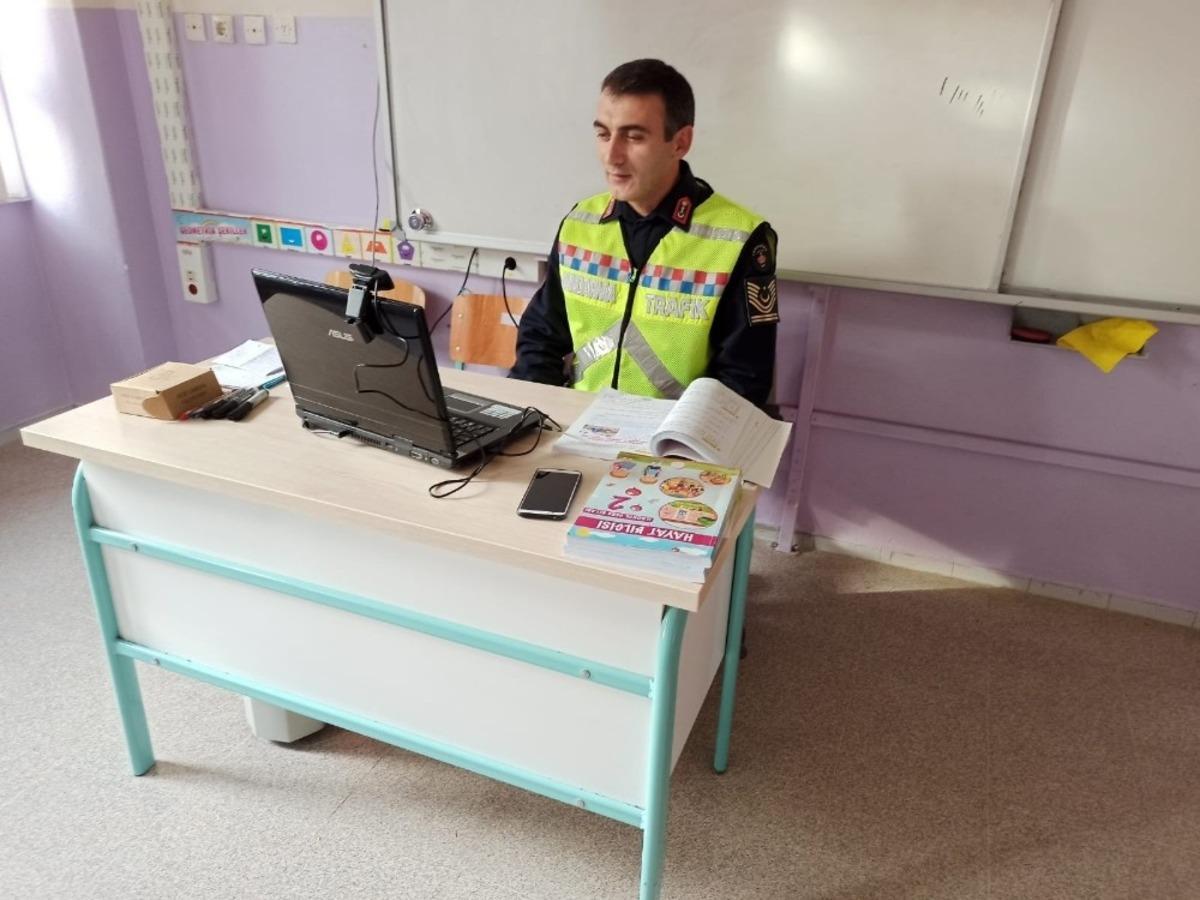 Bursa&rsquo;da jandarma trafik timleri bin 336 &ouml;ğrenciye uzaktan eğitim sistemi ile bilgilendirmede bulundu