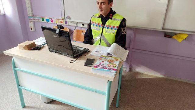 Bursa’da jandarma trafik timleri bin 336 öğrenciye uzaktan eğitim sistemi ile bilgilendirmede bulundu