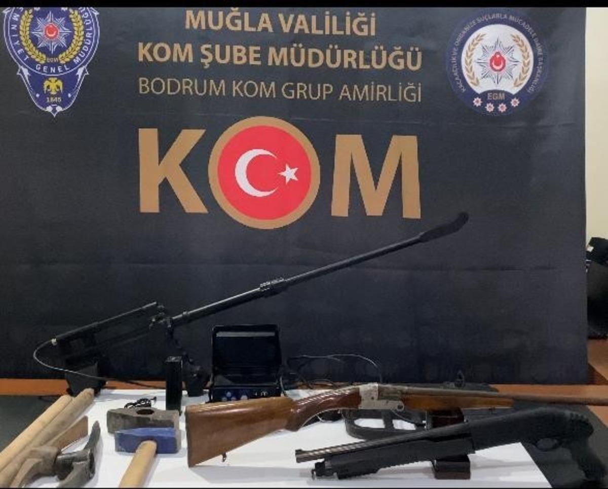 Tarihi antik tiyatroda define ararken yakalandılar