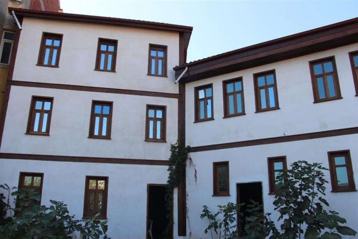 K&uuml;lt&uuml;r ve Turizm Bakanlığı&rsquo;nın tescilli binası Gen&ccedil;lik Merkezi oldu