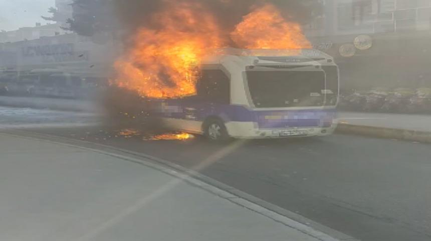 Bağcılar'da yolcu minibüsü alev alev yandı