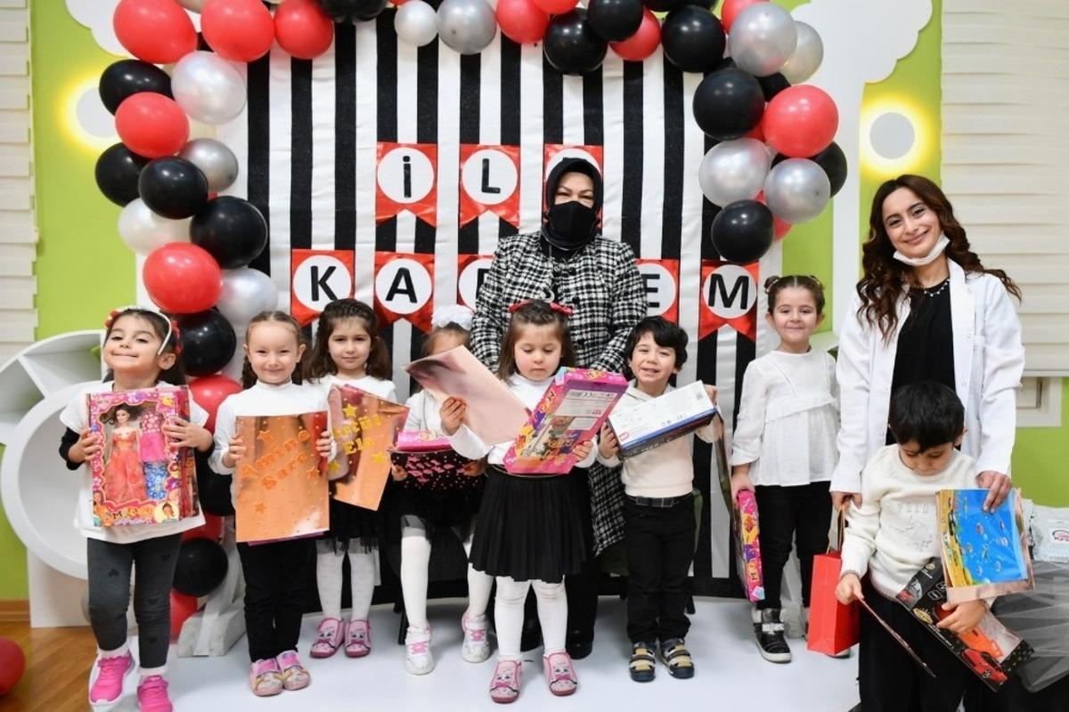 Başkan D&ouml;ğ&uuml;c&uuml;, minik &ouml;ğrencilerin karne sevincine ortak oldu