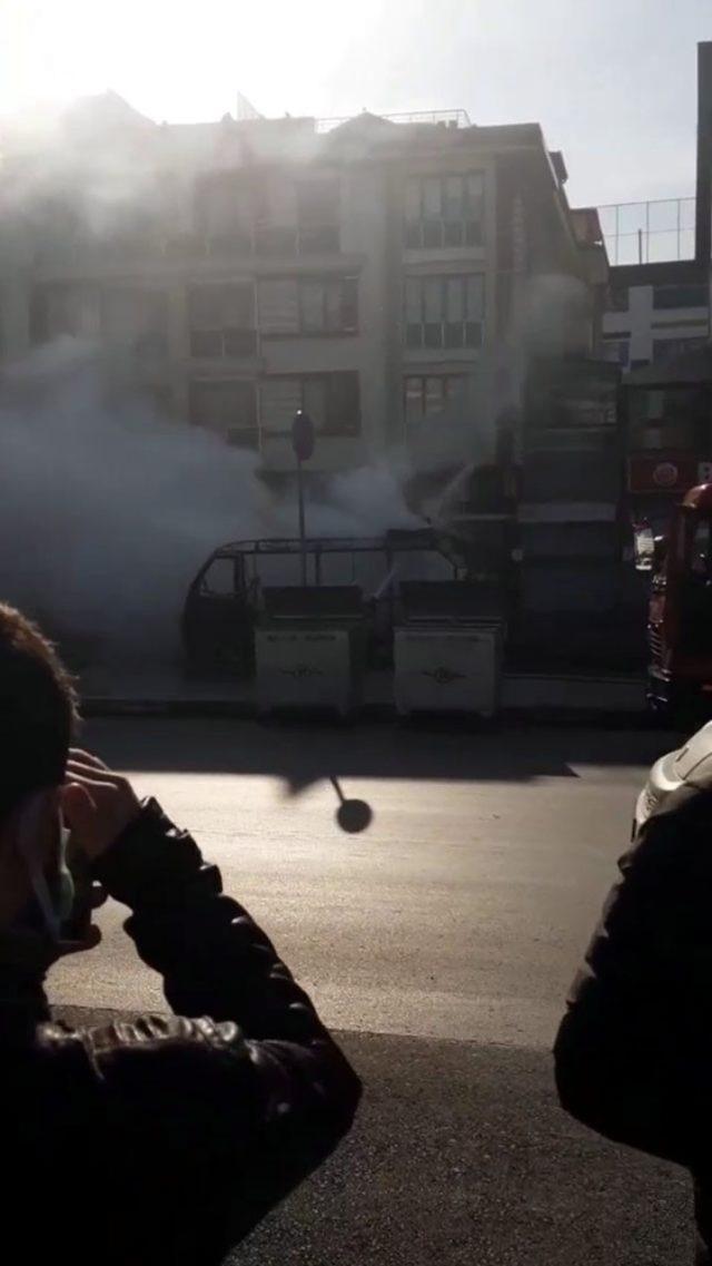 Bağcılar’da park halindeki yolcu minibüsü alev topuna döndü 1