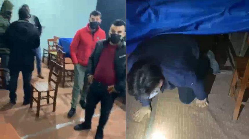 Baskın yapan polisi görünce masaların altına saklandılar