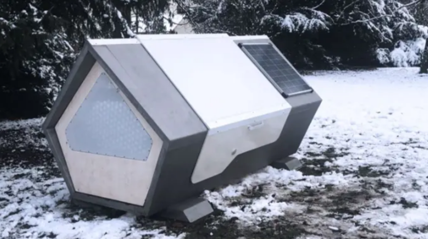 Almanya’nın bir şehrinde sokaklara evsiz insanların uyuyabilmesi için küçük bölmeler kuruldu