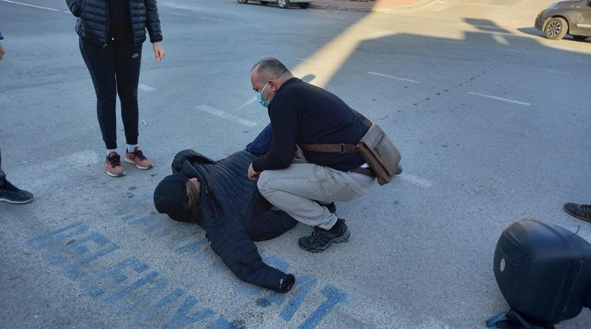 Motosiklet s&uuml;r&uuml;c&uuml;s&uuml;n&uuml;n yaralanmasına sebep oldu, aracından bile inmeden olay yerinden ayrıldı