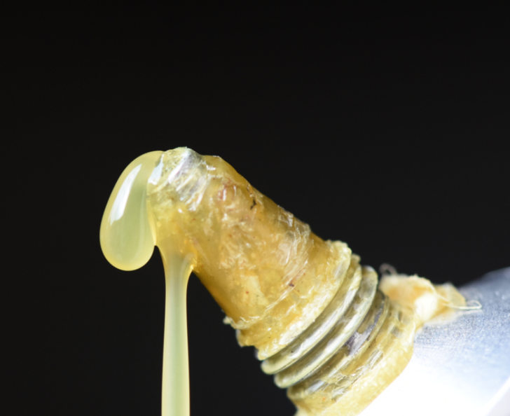 Japon yapıştırıcısı nasıl çıkar? Aseton ve tuz yöntemiyle...