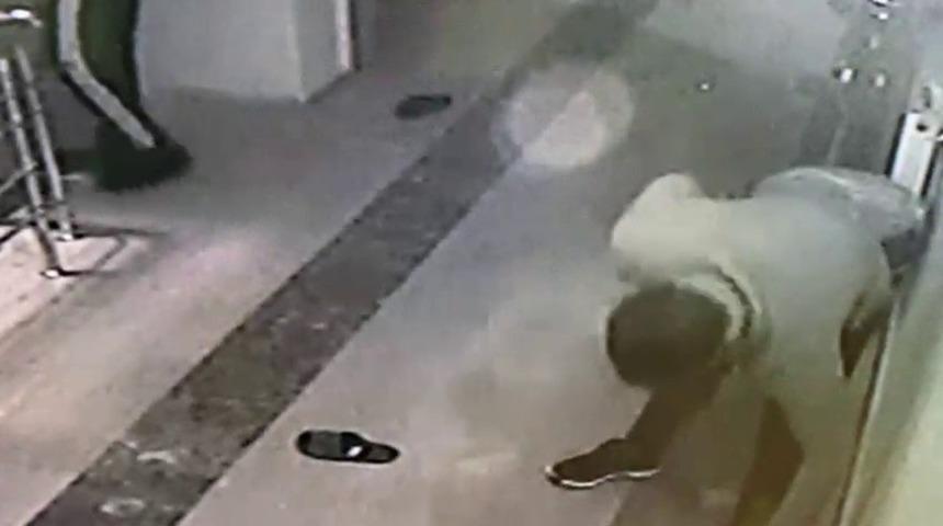Ağrı&rsquo;da ayakkabı &ccedil;alan hırsızlar g&uuml;venlik kameralarına yakalandı