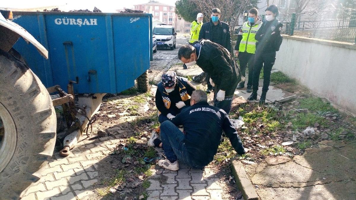 Belediye g&ouml;revlisinin talihsiz anı: Trakt&ouml;re takmak istediği r&ouml;mork demiri ayağına d&uuml;şt&uuml;