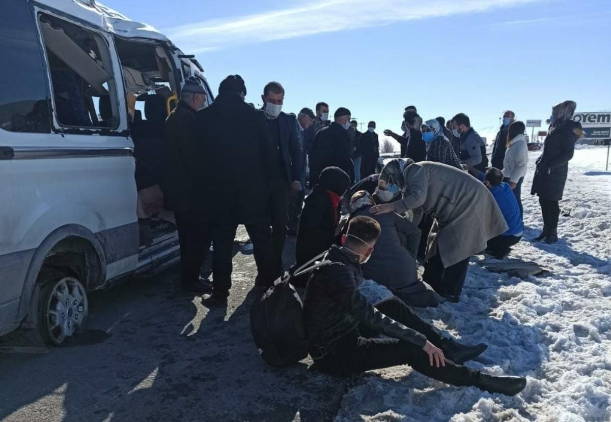 Yolcu minib&uuml;s&uuml; takla attı: 8 yaralı