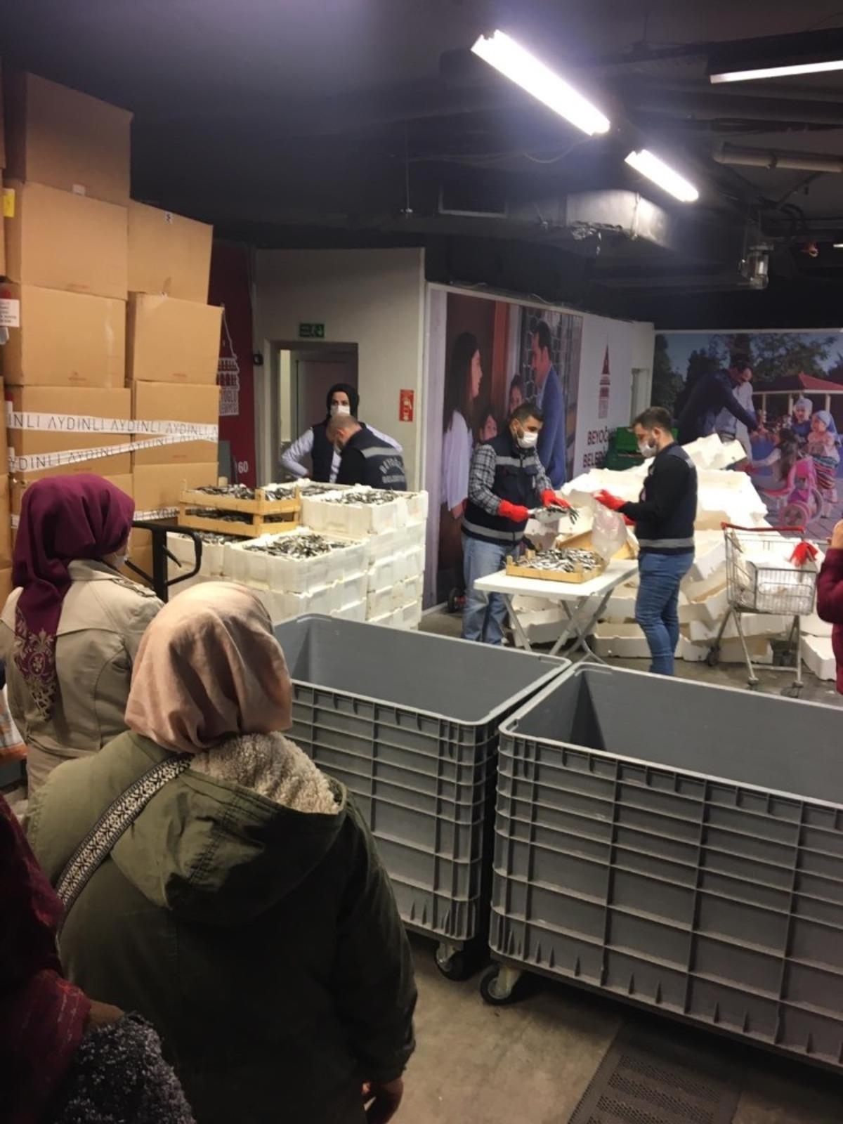 Sosyal Market&rsquo;ten ihtiya&ccedil; sahiplerine 2,5 ton hamsi