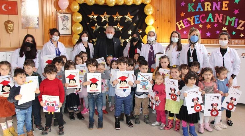 Başkan Sarı minik &ouml;ğrencilere karne dağıttı