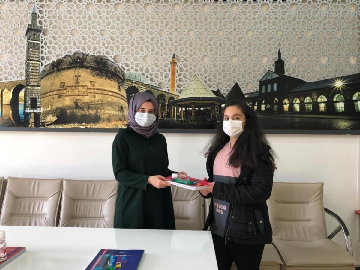 Diyarbakır Bilgi Evindeki başarılı &ouml;ğrenciler &ouml;d&uuml;llendirildi