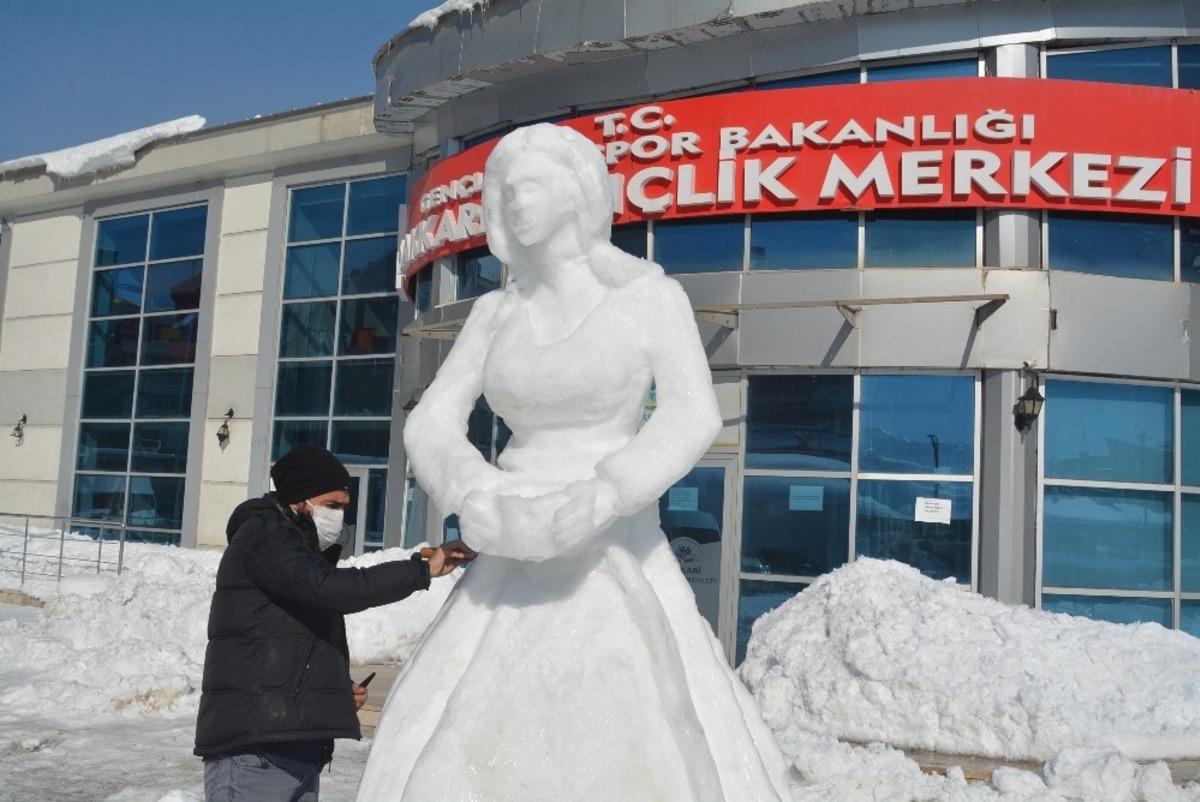 Hakkarili gen&ccedil;lerden kardan &lsquo;Surme Hanım&rsquo; heykeli