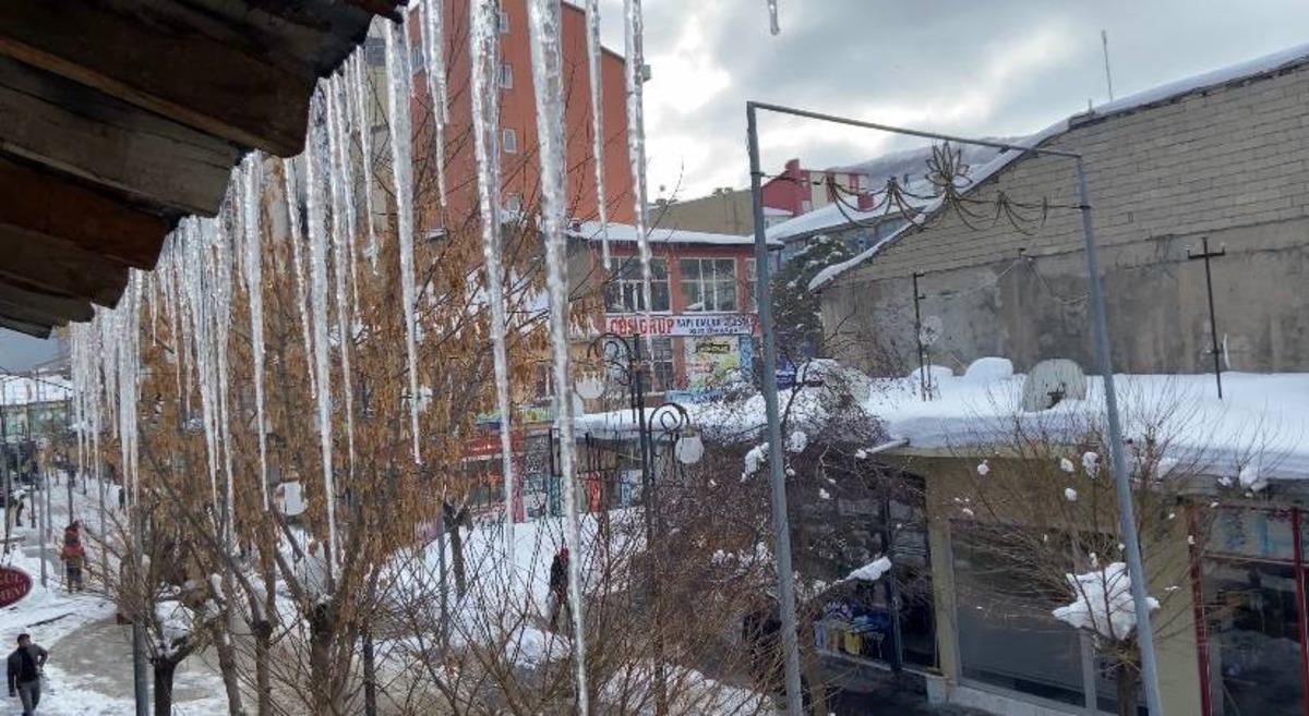 Tatvan&rsquo;da buz sarkıtlarının boyu 1 metreyi buldu