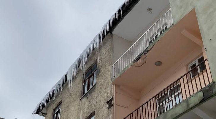 Tatvan’da buz sarkıtlarının boyu 1 metreyi buldu G3