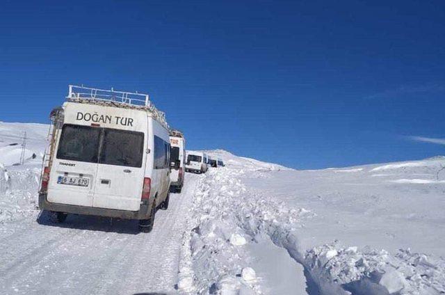 Köy yolunda karda mahsur kalan 6 minibüs kurtarıldı