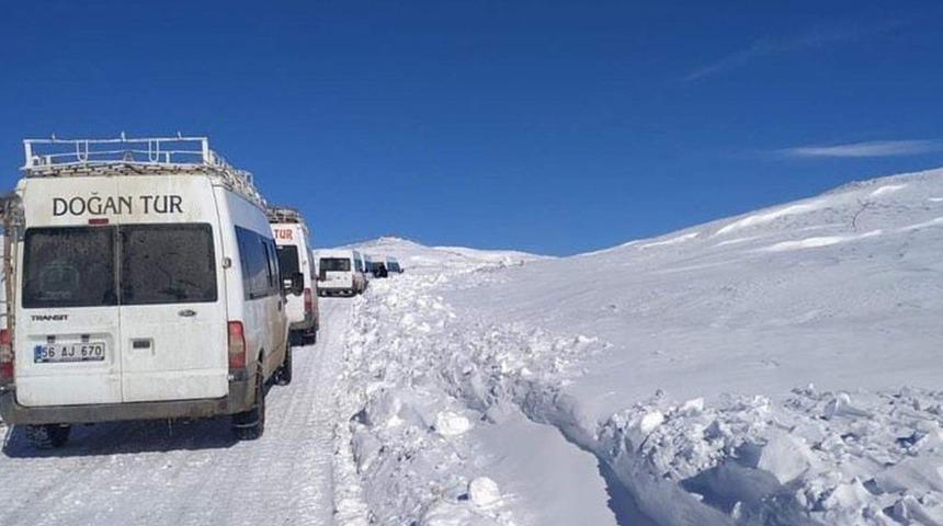 K&ouml;y yolunda karda mahsur kalan 6 minib&uuml;s kurtarıldı