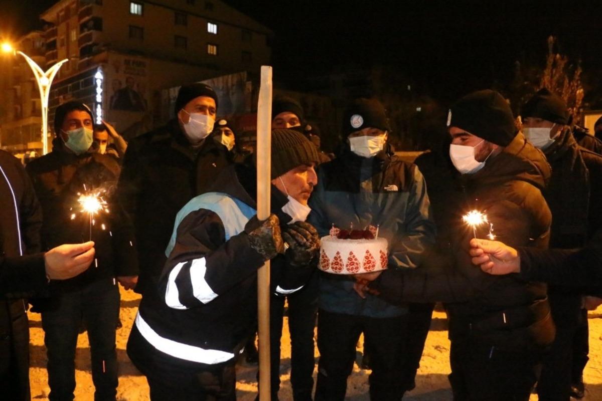 Temizlik iş&ccedil;isine eksi 15 derecede doğum g&uuml;n&uuml; s&uuml;rprizi