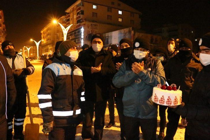 Temizlik işçisine eksi 15 derecede doğum günü sürprizi G1