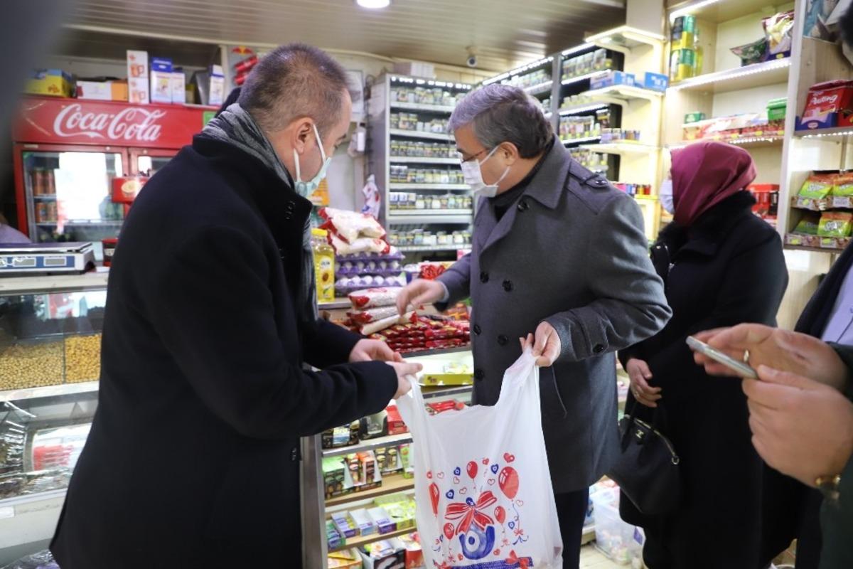 Mahalle bakkalından alışveriş yapıp ihtiya&ccedil; sahibi ailelere dağıttılar