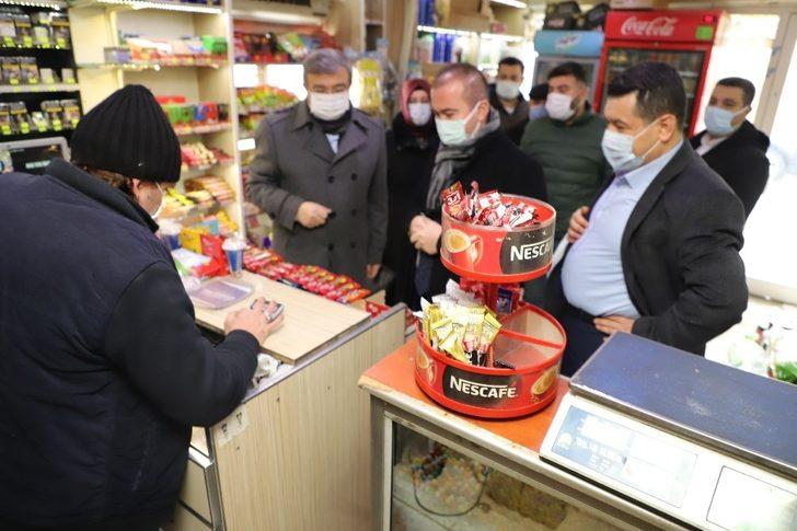 Mahalle bakkalından alışveriş yapıp ihtiyaç sahibi ailelere dağıttılar G2