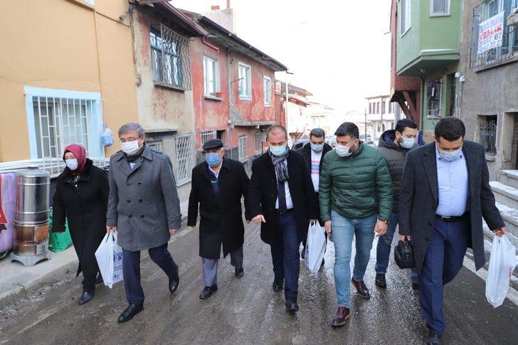 Mahalle bakkalından alışveriş yapıp ihtiyaç sahibi ailelere dağıttılar G3