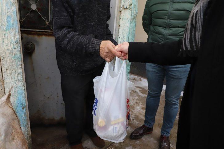 Mahalle bakkalından alışveriş yapıp ihtiyaç sahibi ailelere dağıttılar G4