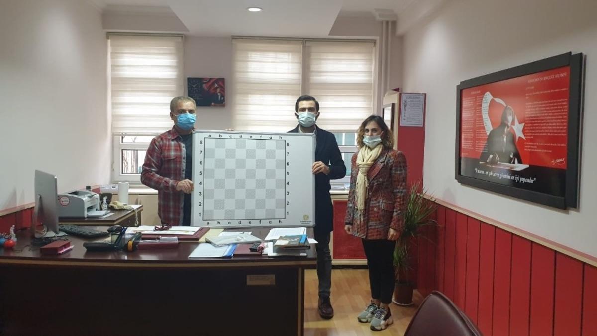 Gebze&rsquo;deki &ccedil;evreci okullara hediye