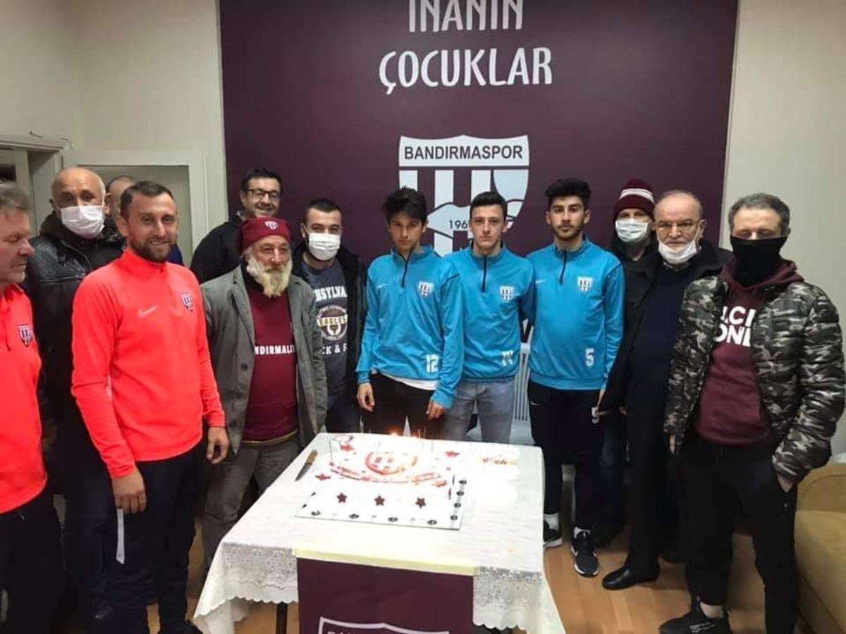 Taraftarlardan altyapıya pastalı destek