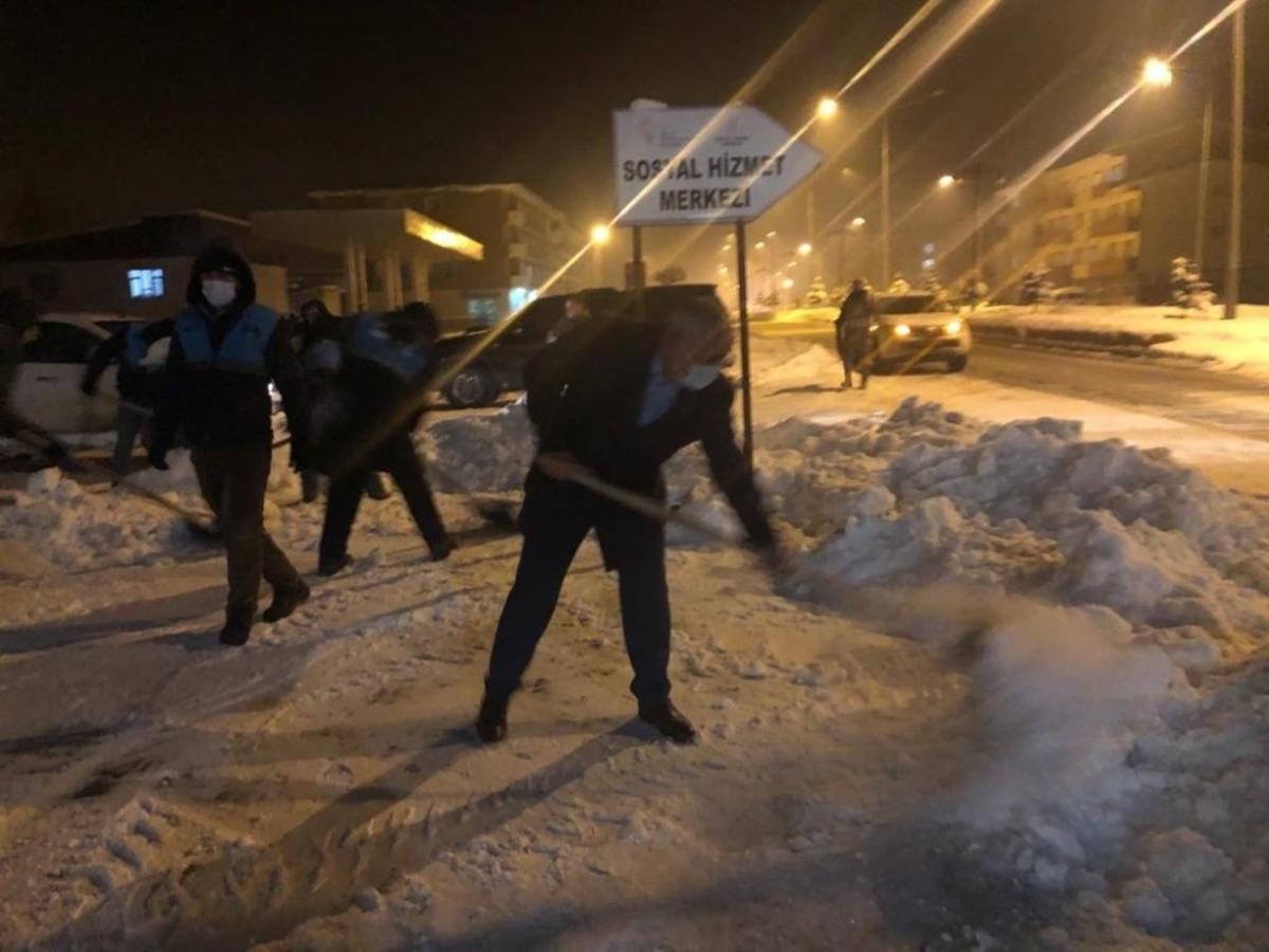 Başkan Ensari eline k&uuml;rek alıp kar temizledi