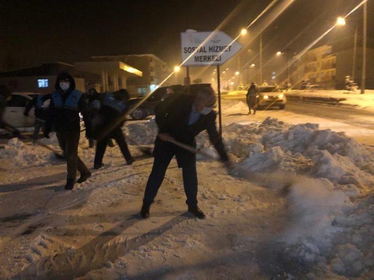 Başkan Ensari eline kürek alıp kar temizledi G1
