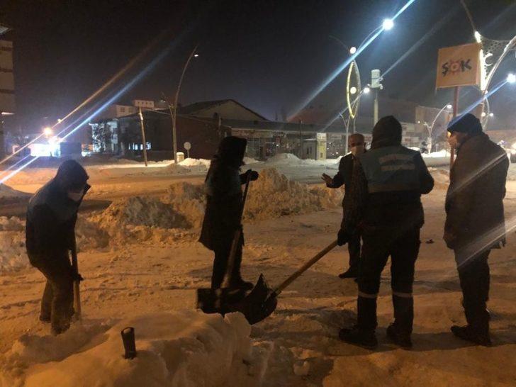 Başkan Ensari eline kürek alıp kar temizledi G2