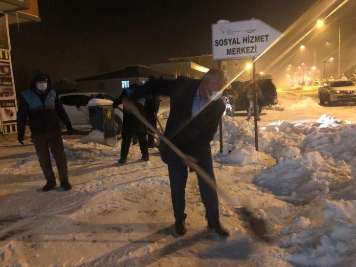 Başkan Ensari eline kürek alıp kar temizledi G3