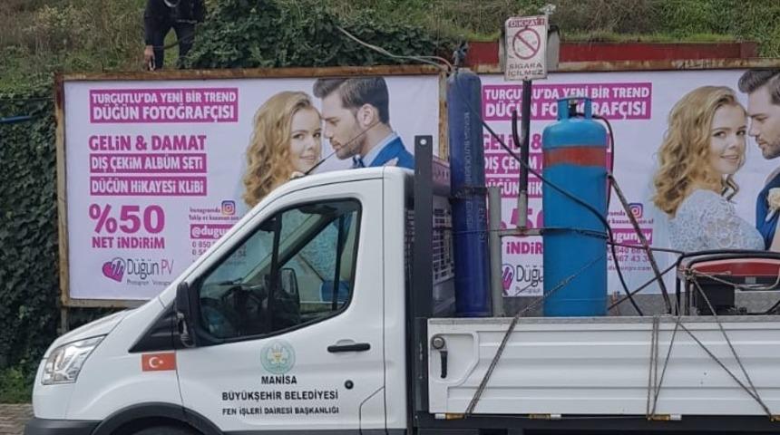 Turgutlu’da kaçak reklam panoları toplatıldı